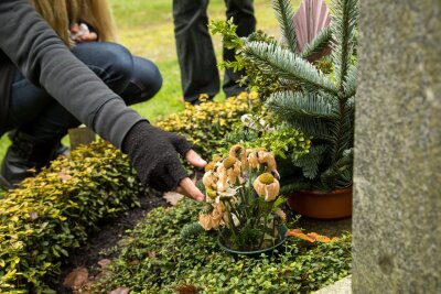 Versicherung fürs Grabmal: Wann sich der Schutz lohnt - Ist Ihnen das Grabmal eines Angehörigen heilig? Dann können Sie es durch eine Grabstättenversicherung - zum Beispiel vor Beschädigung durch Unwetter oder Vandalismus - schützen.