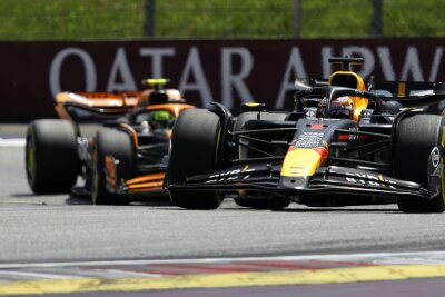 Verstappen gewinnt Formel-1-Sprint in Österreich - Der Niederländer Max Verstappen (r) behauptet sich gegen den Briten Lando Norris (l).