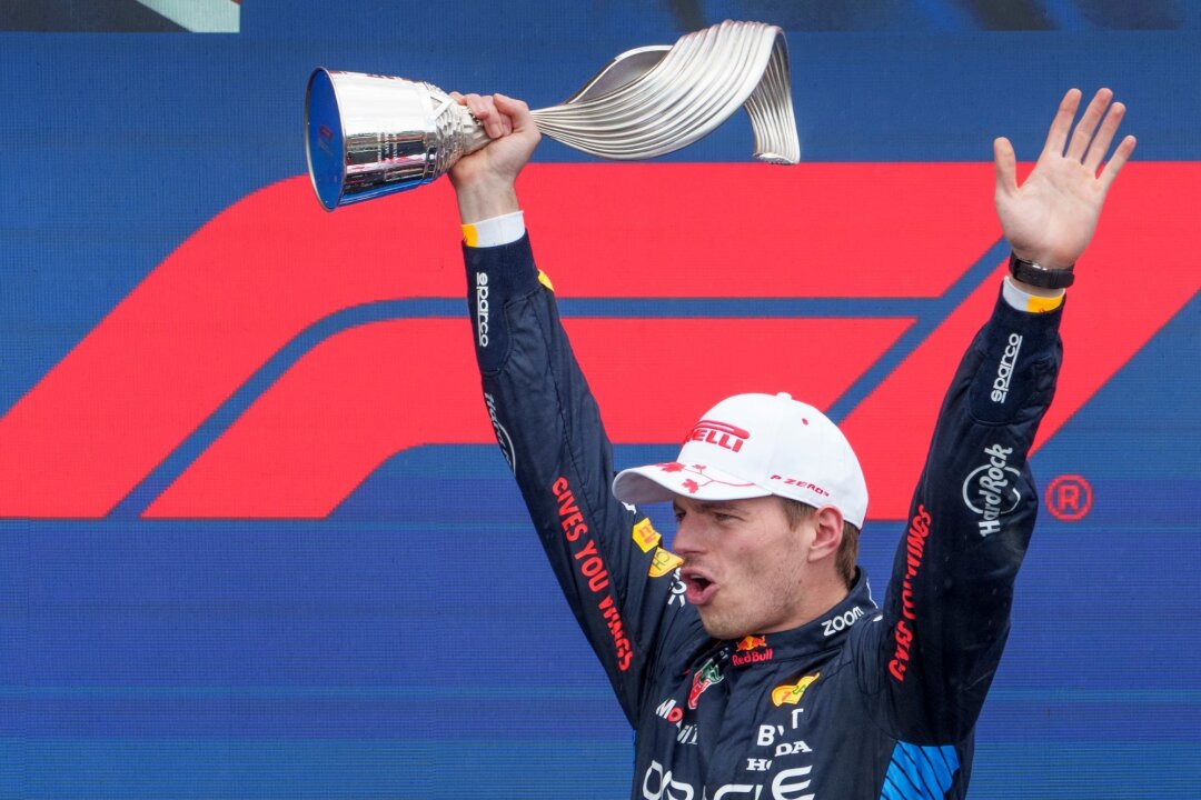 Verstappen: Können Auto noch stark verbessern - Red-Bull-Pilot Max Verstappen feiert seinen Sieg beim Grand Prix von Kanada.