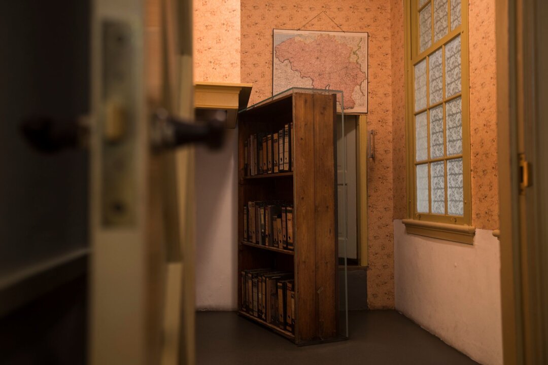 Versteck von Anne Frank wird in Originalgröße nachgebaut - Der Durchgang zu einem geheimen Anbau ist in der Dauerausstellung im Anne-Frank-Haus zu sehen. (Archivfoto)