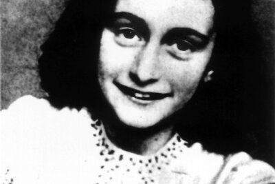 Versteck von Anne Frank wird in Originalgröße nachgebaut - Das jüdische Mädchen Anne Frank wurde durch ihre Tagebuchaufzeichnungen bekannt, die sie im Versteck ihrer Familie vor den Nazis schrieb. Sie starb später im KZ Bergen-Belsen.