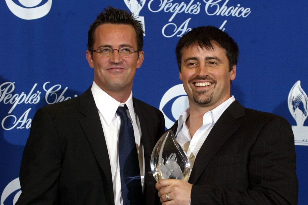 "Verwahrlost und desorientiert": "Friends"-Stars offenbar besorgt um Matt LeBlanc - Matthew Perry und Matt LeBlanc verstanden sich auch abseits des "Friends"-Sets prächtig, wie hier 2004 bei den "People's Choice Awards".