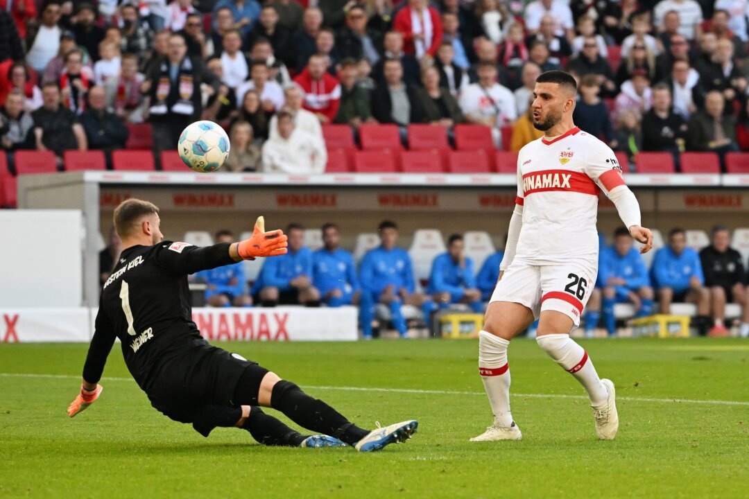 VfB auch in der Liga wieder auf Kurs - 2:1 gegen Kiel - VfB-Profi Deniz Undav schlenzt den Ball zum 1:0 ins Kieler Tor.