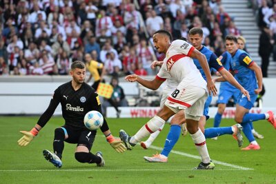 VfB auch in der Liga wieder auf Kurs - 2:1 gegen Kiel - Der VfB erspielte sich in der ersten Halbzeit viele Torchancen - wie hier Jamie Leweling, der aber am Gäste-Tor vorbei zielt.