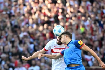 VfB auch in der Liga wieder auf Kurs - 2:1 gegen Kiel - Bei einem Kieler Angriff wird Benedikt Pichler (r.) von Stuttgarts Abwehrchef Jeff Chabot geblockt.