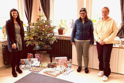 VFC-Badkurve hilft: Weihnachtsspendenaktion 2024 startet jetzt! - Geschenke gibt es auch wieder für die Villa mit Herz in Auerbach. Im Bild bedanken sich Teamleiterin Vicky Lenk (links) und Susann Schwabe (rechts) bei Stephanie Graß und der Badkurve Plauen. Foto: VFC-Badkurve