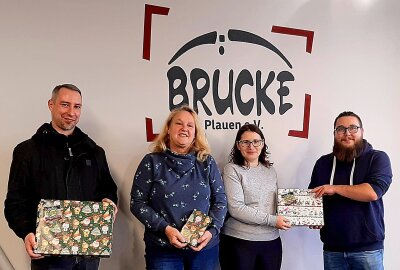 VFC-Badkurve hilft: Weihnachtsspendenaktion 2024 startet jetzt! - Steffi Dölz (2.v.links) und Alexander Ladwig (rechts) vom Brücke e.V. bedanken sich ebenfalls bei Stephanie Graß von der VFC-Badkurve sowie Erik Exner (links im Bild) vom Fanprojekt. Foto: VFC-Badkurve