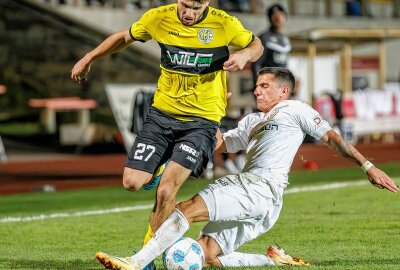 VFC Plauen: Als Tabellenletzter die Zuschauerzahl verdoppelt - Der Plauener Paul Kämpfer (links) hofft am Sonntag auf Punktezuwachs. Foto: Oliver Orgs / Pressebüro Repert