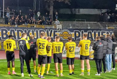 VFC Plauen fordert BFC Dynamo heraus - Cheftrainer Karsten Oswald und die Plauener Mannschaft sind dankbar für den tollen Zusammenhalt im Vogtlandstadion. Fotos: Karsten Repert