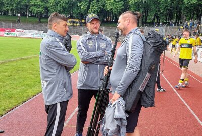 VFC-Trainer Karsten Oswald tritt gegen seinen Arbeitgeber an - Karsten Oswald (Mitte) tritt am Mittwochabend mit dem VFC gegen Meuselwitz an. Der Plauener Trainer arbeitet beim Hauptsponsor. Foto: Karsten Repert