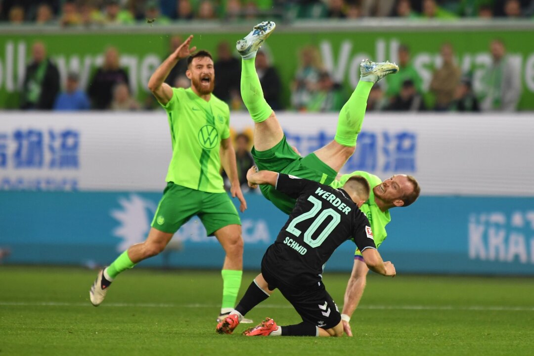 VfL-Kapitän Arnold: Erst verletzt, dann gesperrt - Bei einem Sturz auf den Rücken verletzt sich VfL Wolfsburg Kapitän Maximilian Arnold am Rücken. 