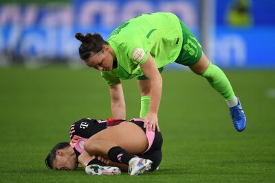 VfL Wolfsburg beendet Erfolgsserie des FC Bayern - Bitter für Bayern: Stürmerin Jovana Damnjanovic muss nach einem heftigen Luft-Zweikampf mit Marina Hegering vorzeitig raus.