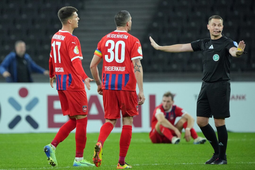 Viel Ärger im DFB-Pokal: Ohne VAR ist auch nicht gut - Hoffenheims Spieler ärgern sich über Schiedsrichter Robert Kampka.