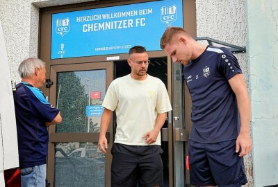 Viel Aktivität im CFC-Büro - Chris Löwe im Gespräch mit Robert Zickert, der zuletzt seinen Stammplatz beim CFC verloren hatte. Foto: Harry Härtel