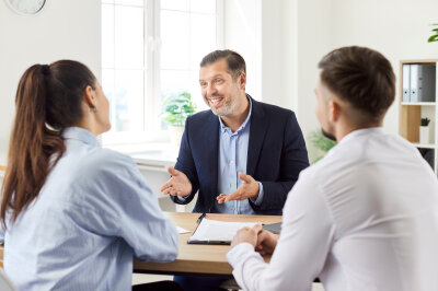 Viel Geld verdienen ohne Studium: Die Top 10 der bestbezahlten Ausbildungsberufe - Als Versicherungsfachmann/-frau hat man einen sicheren Job.