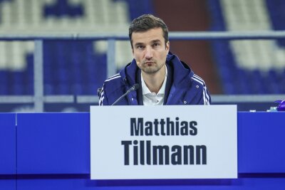 Viel Kritik auf hitziger Schalker Mitgliederversammlung - Vorstandschef Matthias Tillmann gab dem geschassten Sportchef Marc Wilmots die Schuld für die sportliche Situation.