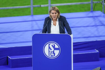 Viel Kritik auf hitziger Schalker Mitgliederversammlung - Finanzvorständin Christina Rühl-Hamers verteidigte den Sparkurs des Clubs. 