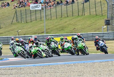 Viele Besucher trotz Hitze: Erster Renntag der Superbike-WM in Most - Die Supersport 300 eröffnete den Rennreigen. Foto: Thorsten Horn