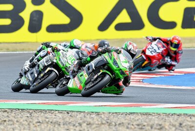 Viele Besucher trotz Hitze: Erster Renntag der Superbike-WM in Most - Loris Veneman (# 7) auf dem Weg zum Sieg. Foto: Thorsten Horn