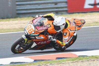 Viele Besucher trotz Hitze: Erster Renntag der Superbike-WM in Most - Phillip Tonn hatte heute kein Glück bzw. Pech. Foto: Thorsten Horn