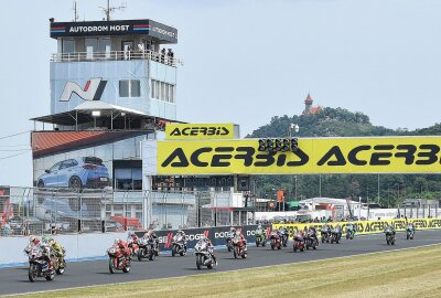 Viele Besucher trotz Hitze: Erster Renntag der Superbike-WM in Most - Start der Klasse Superbike. Foto: Thorsten Horn