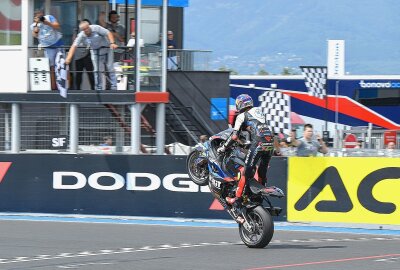 Viele Besucher trotz Hitze: Erster Renntag der Superbike-WM in Most - Toprak Razgatlioglu fuhr per Wheelie über den Zielstrich. Foto: Thorsten Horn