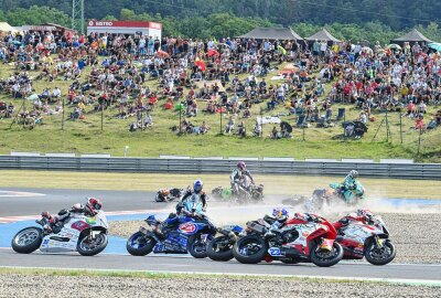 Viele Besucher trotz Hitze: Erster Renntag der Superbike-WM in Most - Massencrash gleich nach dem Start des Supersport-Rennens. Foto: Thorsten Horn