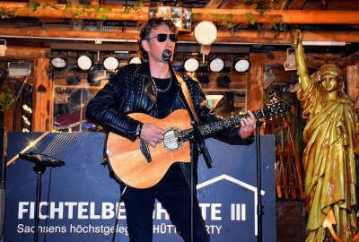 Viele Wintersport-Stars beim Legendentreffen am Fichtelberg - Musiker Steven Gärtner sorgte für musikalische Unterhaltung. Foto: Maik Bohn