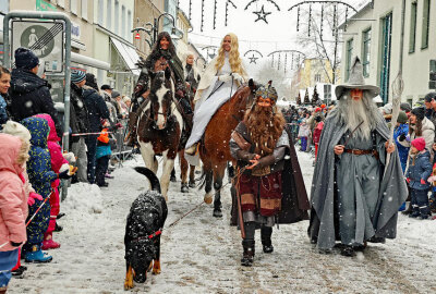 Vielfältiges Begleitprogramm steigert Auerbacher Weihnachtsmarktstimmung - Sachsens größter Märchenumzug ist das erste große Highlight zum Auerbacher Weihnachtsmarkt.