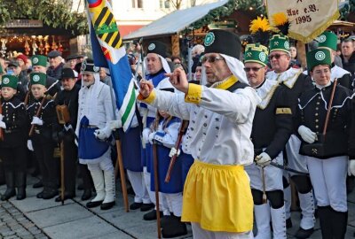 Vielfältiges Begleitprogramm steigert Auerbacher Weihnachtsmarktstimmung - Das Zeremoniell der Bergbrüderschaften ist einmalig im Vogtland. Foto: Thomas Voigt