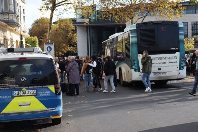 Vier ICE durchsucht nach Drohung: Entwarnung - Fahrzeuge der Polizei stehen am Siegburger Bahnhof.