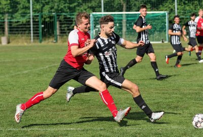 Vier Westsachsen-Teams spielen im Fußball-Sachsenpokal - Martin Falke vom Oberlungwitzer SV (li.) im Zweikampf mit Michael Neubert vom FC Stollberg. Zum Saisonauftakt gab es ein 2:2. Foto: Markus Pfeifer