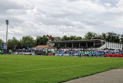 Viktoria Berlin zu stark für die Chemnitzer Himmelblauen - Im altehrwürdigen "Stadion Lichterfelde" fanden sich insgesamt 555 Zuschauer ein. Aus Chemnitzer reisten mehr als 100 Schlachtenbummler an. Foto: Marcus Hengst