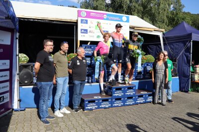 Vincent John gewinnt die 44. Erzgebirgsrundfahrt: Sieger ist überglücklich - Die Sieger der 44. Erzgebirgsrundfahrt: Vincent John, Tjalle De Bruin und Valentin Fausto Penna. Foto: Thomas Niemand