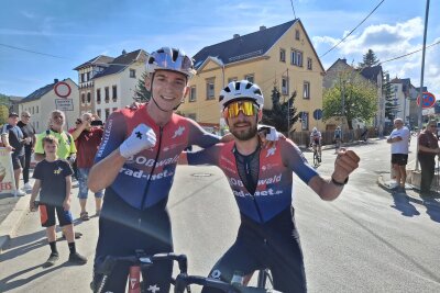 Vincent John gewinnt die 44. Erzgebirgsrundfahrt: Sieger ist überglücklich - Vincent John (l,) jubelt mit seinem Teamkollegen Gabriel Grozev über den Sieg. Foto: Knut Berger