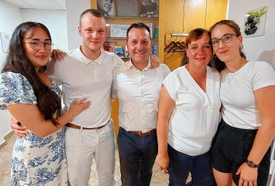 Vogtland: Schmidt, Voigt, Standke mit Direktmandat im Landtag - CDU-Politiker Jörg Schmidt (Mitte) freut sich mit seiner Familie von links Kristina Kayser und Freund Moritz Schmidt (Sohn) sowie Ehefrau Jana und Tochter Clara Schmidt. Foto: Karsten Repert