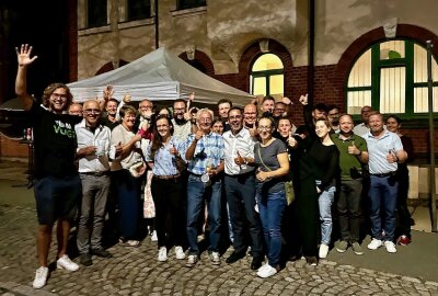 Vogtland: Schmidt, Voigt, Standke mit Direktmandat im Landtag - Sören Voigt (vorn Mitte, weißes Hemd) freut sich mit seinem Team über den Wahlerfolg. Foto: privat