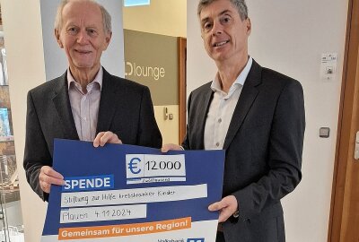 Vogtland: Stiftung für krebskranke Kinder erhält 12.000-Euro-Spende - Links im Bild Dr. Tassilo Lenk (Vorsitzender der Stiftung zur Hilfe krebskranker Kinder im Sächsischen Vogtland e.V.), rechts Andreas Hostalka (Vorstandsmitglied der Volksbank Vogtland-Saale-Orla eG). Foto: Volksbank Vogtland