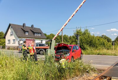 Vogtlandbahn mit Notbremsung: PKW kollidiert mit Schrankenanlage - Die Fahrerin des Toyota wurde bei dem Unfall verletzt und wurde mit einem Rettungswagen in eine Klinik gebracht. Foto: André März