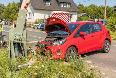 Vogtlandbahn mit Notbremsung: PKW kollidiert mit Schrankenanlage - Die Fahrerin des Toyota wurde bei dem Unfall verletzt und wurde mit einem Rettungswagen in eine Klinik gebracht. Foto: André März