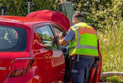 Vogtlandbahn mit Notbremsung: PKW kollidiert mit Schrankenanlage - Neben Rettungsdienst, Notarzt, Landes -und Bundespolizei, kamen auch ein Notfallmanager der Bahn sowie die Feuerwehr Treuen zum Einsatz. Foto: André März