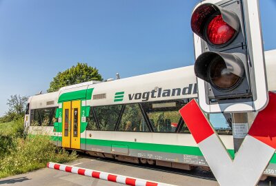 Vogtlandbahn mit Notbremsung: PKW kollidiert mit Schrankenanlage - Der Regionalzug der Vogtlandbahn war gezwungen, die Notbremsung zu ziehen. Foto: André März