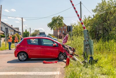 Vogtlandbahn mit Notbremsung: PKW kollidiert mit Schrankenanlage - Neben Rettungsdienst, Notarzt, Landes -und Bundespolizei, kamen auch ein Notfallmanager der Bahn sowie die Feuerwehr Treuen zum Einsatz. Foto: André März