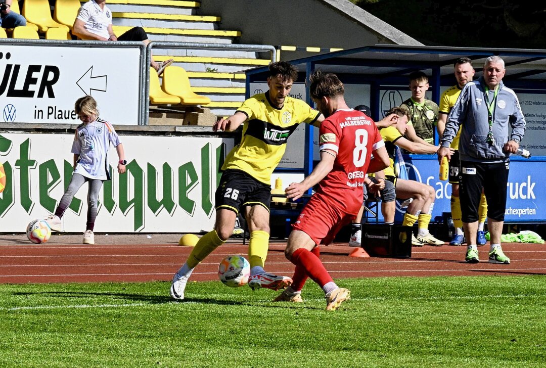 Vogtlanddeal: Plauen leiht Charlie Spranger nach Auerbach aus - VFC-Eigengewächs Charlie Spranger (am Ball) wird bis zum Saisonende an den VfB Auerbach ausgeliehen. Foto: Pressebüro Repert / Ilong Göll