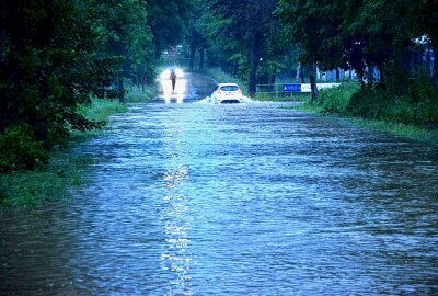 Vogtlandkreis wappnet sich für mögliche Hochwasserlage - Die Furcht nimmt zu. 2018 meldete das Vogtland nach Starkregen "Land unter". So wie hier in Oelsnitz. Foto: Karsten Repert