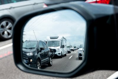 Volle Autobahn – volle Blase: Was tun? - Stillstand auf der Autobahn und dringend auf Toilette? Laut Straßenverkehrsordnung (StVO) ist das Betreten der Autobahn, selbst für einen kurzen Toilettengang, verboten.