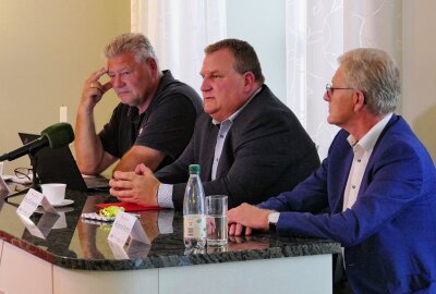 Voller Olympia-Euphorie zum Thumer Werfertag - Lang präsentierten die Informationen zusammen mit LV-90-Präsident Knut Schreiter und Roland Manz von der Erzgebirgssparkasse (von links). Foto: Andreas Bauer