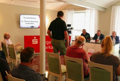 Voller Olympia-Euphorie zum Thumer Werfertag - Mehrere Medienvertreter waren bei der Pressekonferenz zum 21. Thumer Werfertag vor Ort. Foto: Andreas Bauer