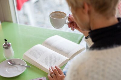 Volles Aroma: 7 Kaffee-Trends, die Genießer überzeugen - Perfect match: guter Kaffee und ein inspirierendes Buch.