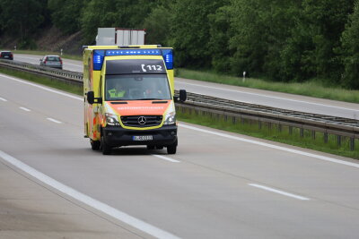 Vollsperrung auf A72: Rettungshubschrauber im Einsatz - Kurz nach 12 Uhr kam es auf der A72 zwischen den Anschlussstellen Hartenstein und Zwickau Ost in Fahrtrichtung Hof auf Höhe der Ortslage Zschocken zu einem Verkehrsunfall. Foto: Niko Mutschmann 